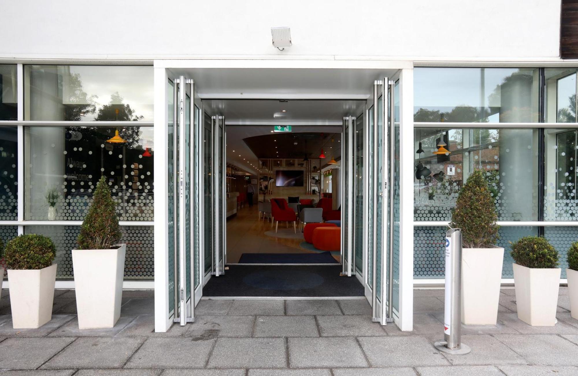 Holiday Inn Express, Chester Racecourse By Ihg Экстерьер фото